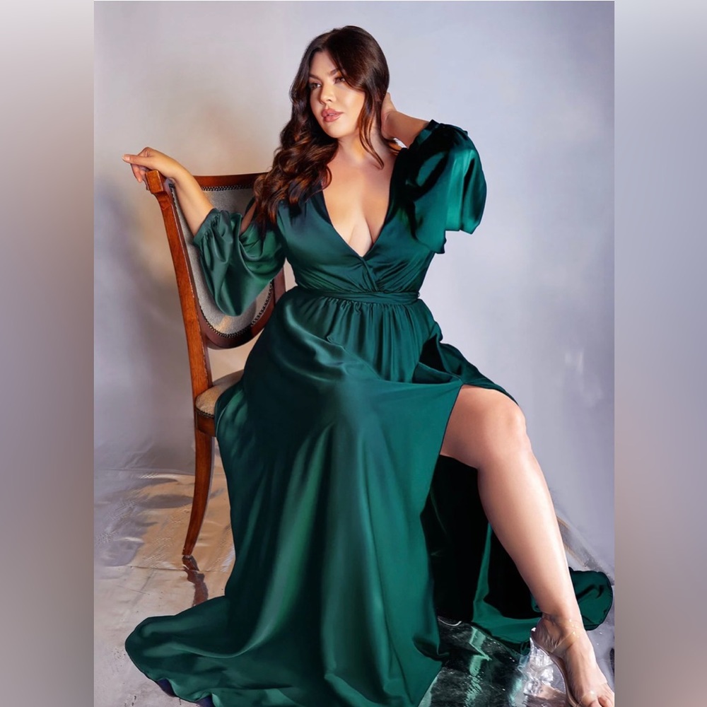 Emerald green long blouson long-sleeved satin gown
